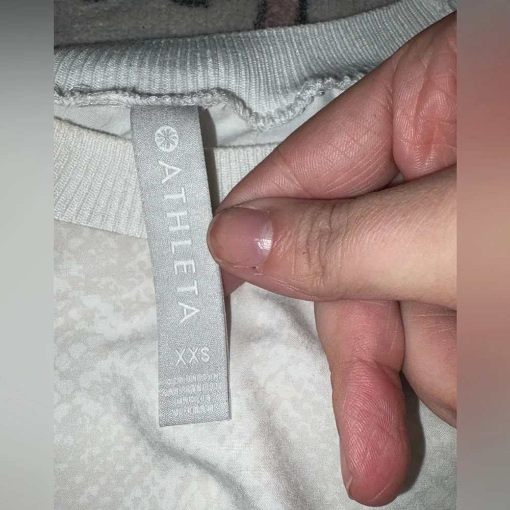 Athleta Women’s Sleeveless White Tank Top, white/light gray snakeskin print, XXS - Picture 3 of 5